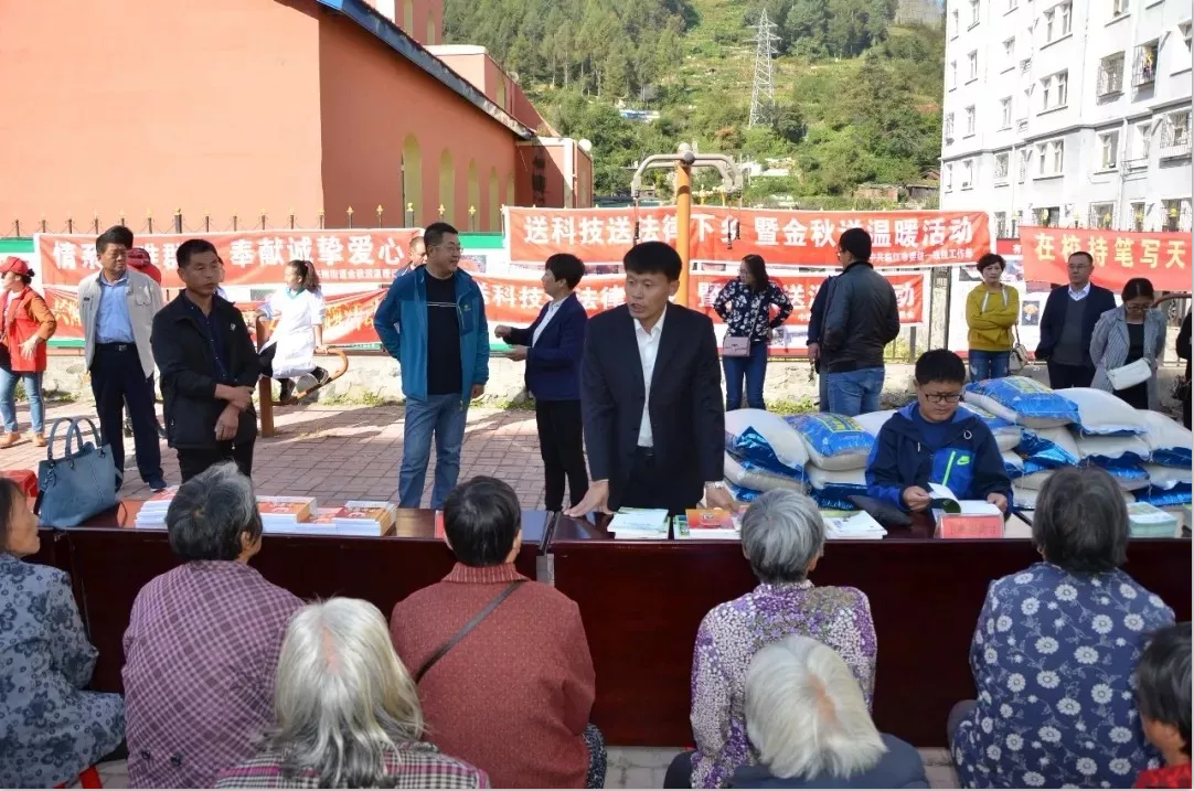 临江市委统战部开展“送科技送法律下乡、推进精准扶贫”暨“金秋送温暖”活动