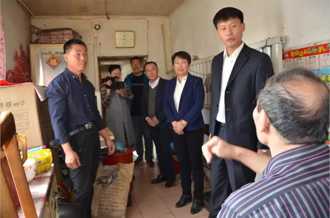 临江市委统战部开展“送科技送法律下乡、推进精准扶贫”暨“金秋送温暖”活动