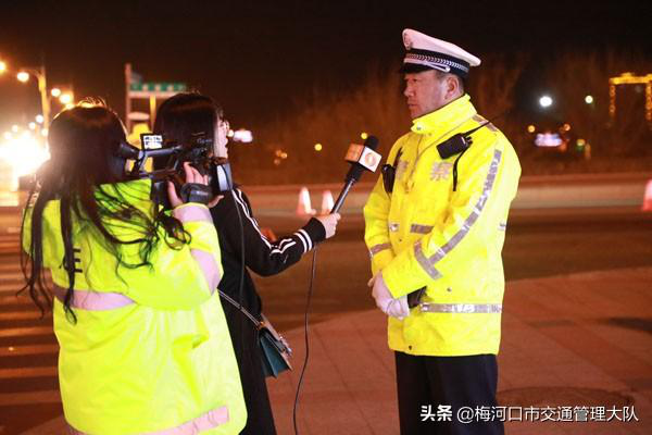 梅河口市交警大队邀请中国交通频道电视台记者随警作战开展夜查酒驾统一行动