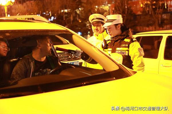 梅河口市交警大队邀请中国交通频道电视台记者随警作战开展夜查酒驾统一行动