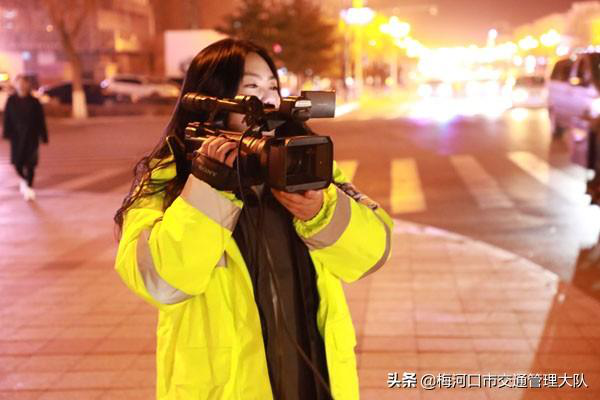 梅河口市交警大队邀请中国交通频道电视台记者随警作战开展夜查酒驾统一行动