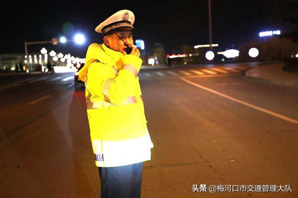 梅河口市交警大队邀请中国交通频道电视台记者随警作战开展夜查酒驾统一行动