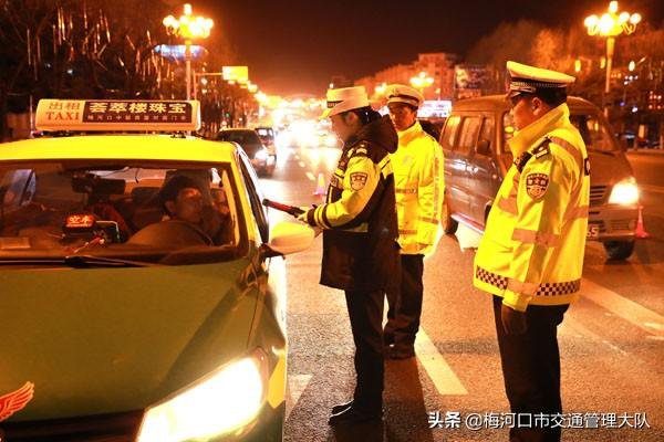 梅河口市交警大队邀请中国交通频道电视台记者随警作战开展夜查酒驾统一行动