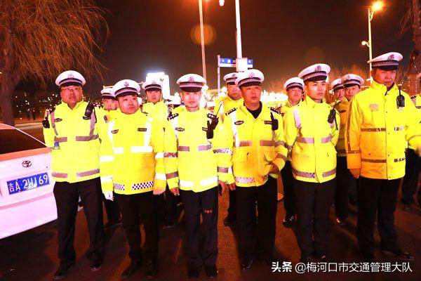 梅河口市交警大队邀请中国交通频道电视台记者随警作战开展夜查酒驾统一行动