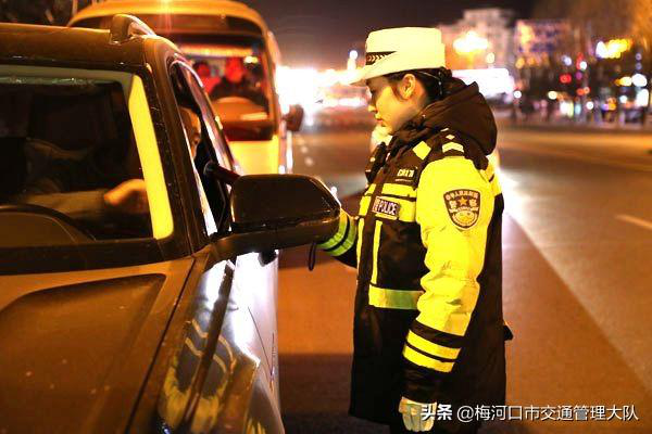 梅河口市交警大队邀请中国交通频道电视台记者随警作战开展夜查酒驾统一行动
