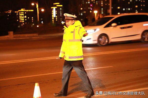 梅河口市交警大队邀请中国交通频道电视台记者随警作战开展夜查酒驾统一行动