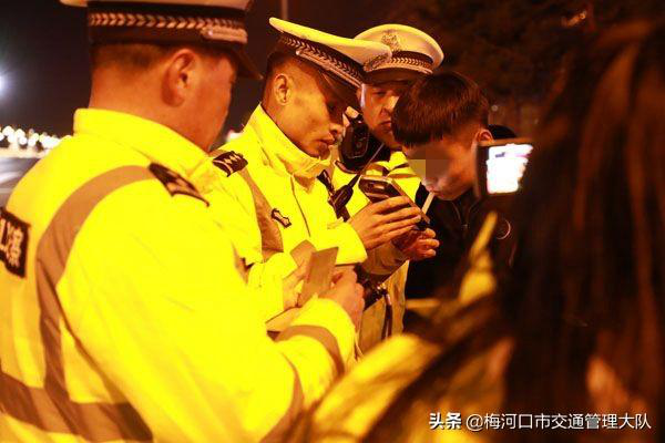梅河口市交警大队邀请中国交通频道电视台记者随警作战开展夜查酒驾统一行动