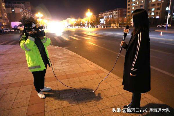 梅河口市交警大队邀请中国交通频道电视台记者随警作战开展夜查酒驾统一行动